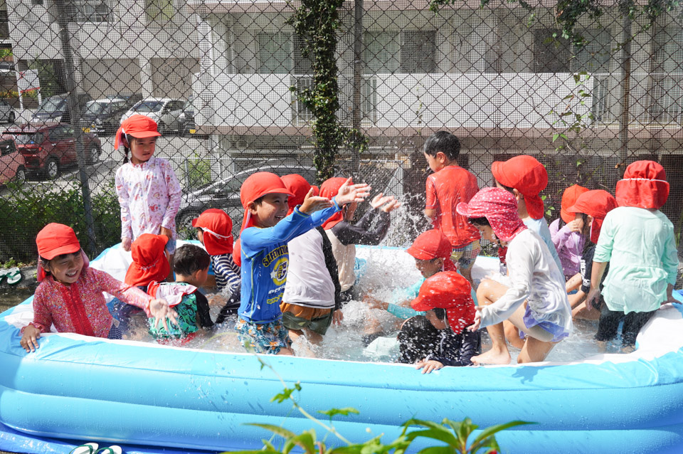 お泊まり保育 水遊び