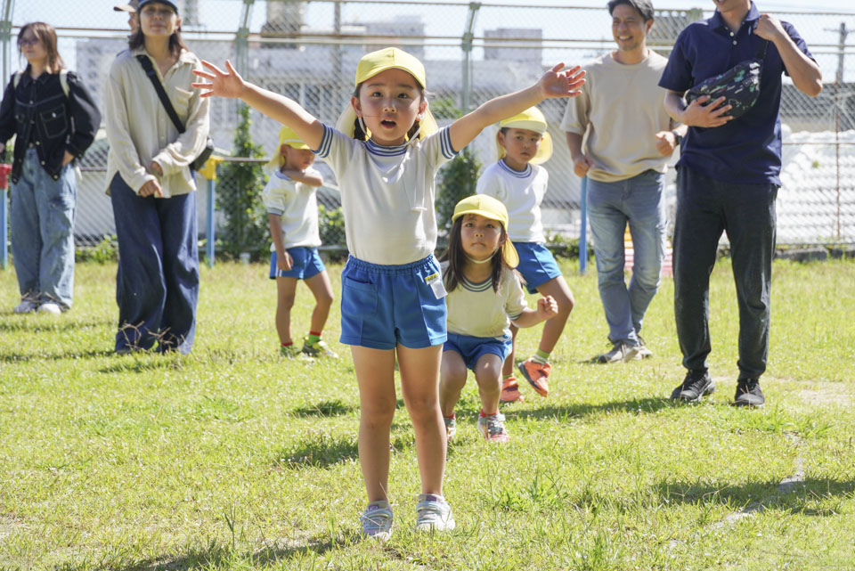 保護者と園児、親子ふれあいレクで交流