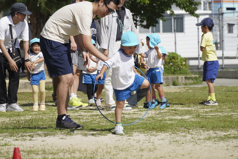 保護者と園児、親子ふれあいレクで交流