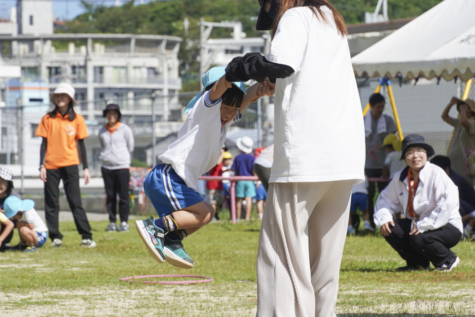 保護者と園児、親子ふれあいレクで交流