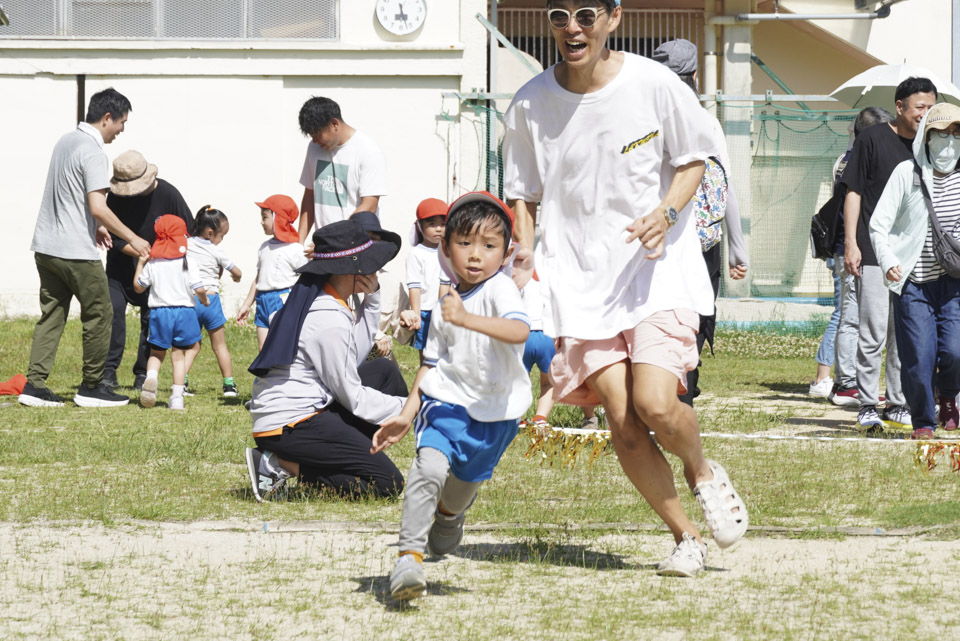 保護者と園児、親子ふれあいレクで交流