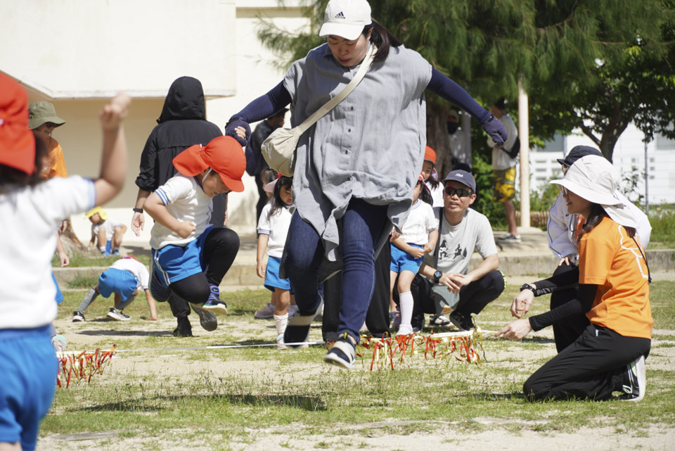 保護者と園児、親子ふれあいレクで交流