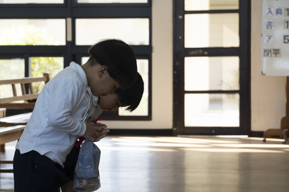小さな手から届ける大きな愛。「缶詰奉納」