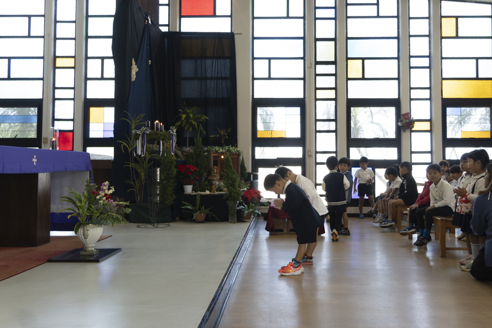 小さな手から届ける大きな愛。「缶詰奉納」