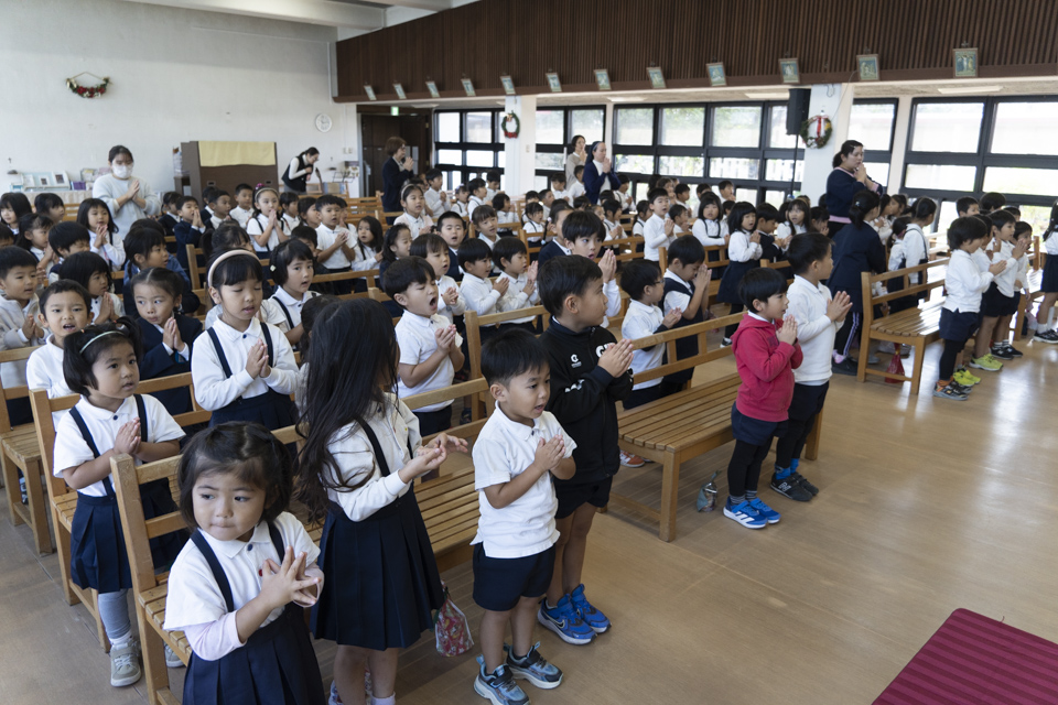 小さな手から届ける大きな愛。「缶詰奉納」