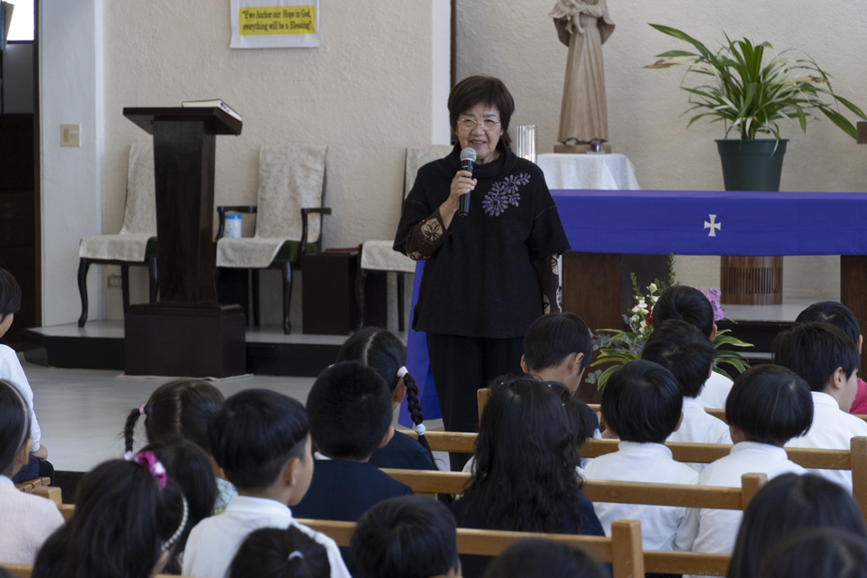 小さな手から届ける大きな愛。「缶詰奉納」