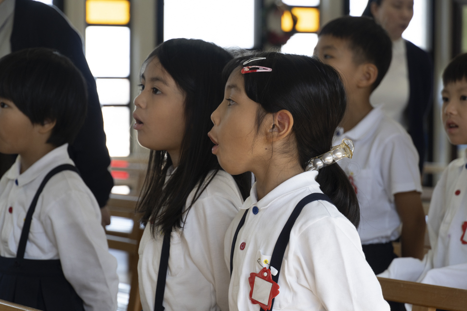 小さな手から届ける大きな愛。「缶詰奉納」