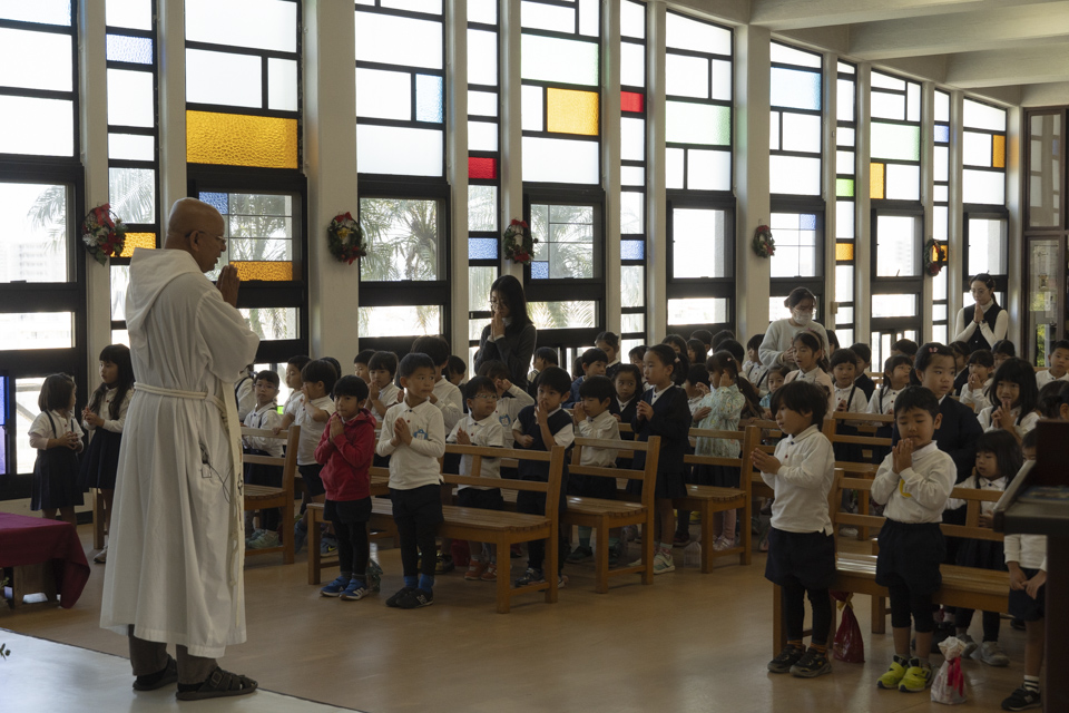 小さな手から届ける大きな愛。「缶詰奉納」
