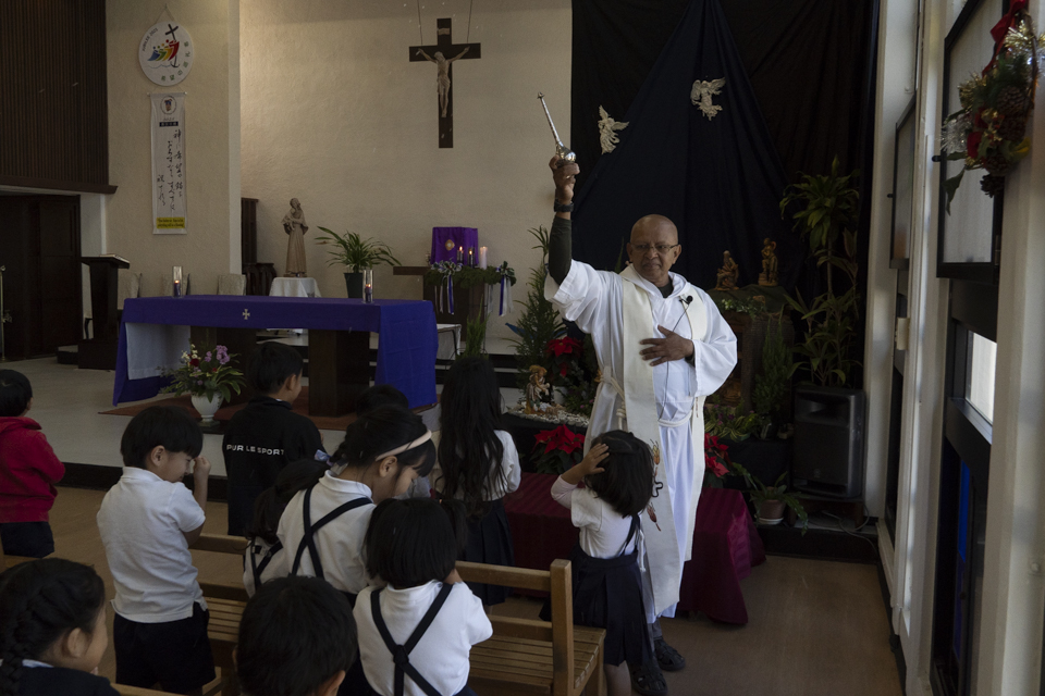小さな手から届ける大きな愛。「缶詰奉納」