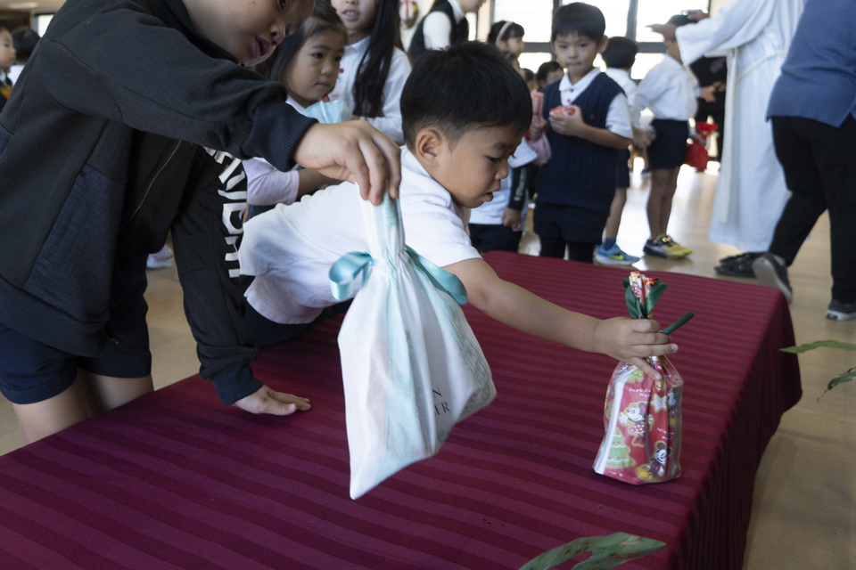 小さな手から届ける大きな愛。「缶詰奉納」