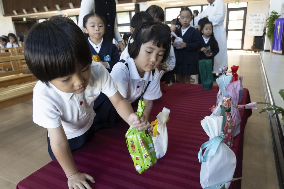 小さな手から届ける大きな愛。「缶詰奉納」