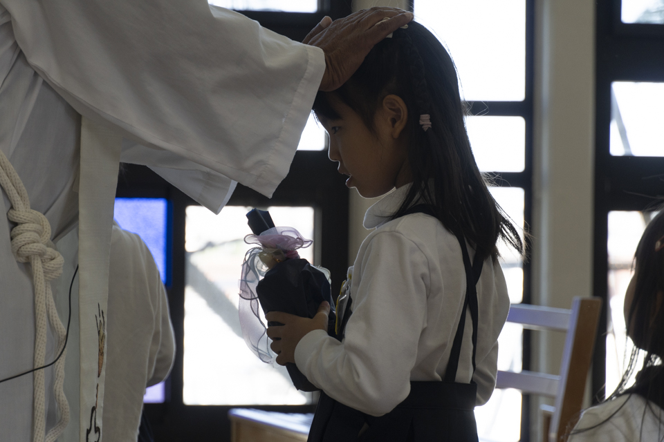 小さな手から届ける大きな愛。「缶詰奉納」